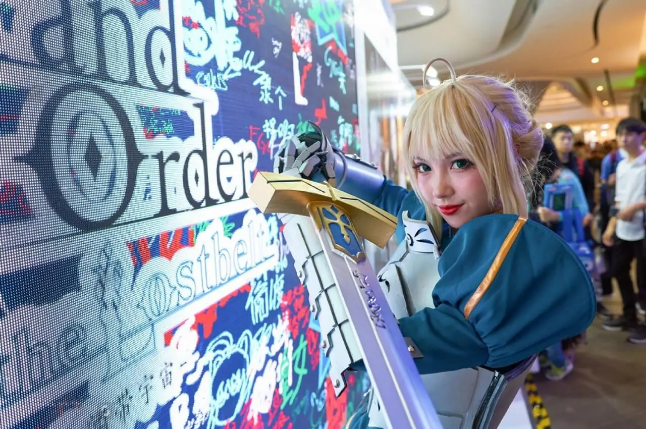 cosplay of the FateGrand Order Saber character at Sony Expo 2019